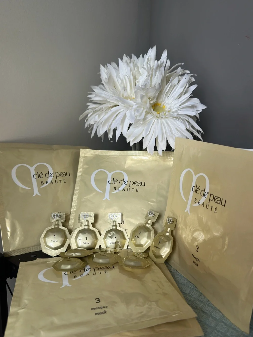 cle de peau Beauté Gold Facial Sheet Masks and Serums Set